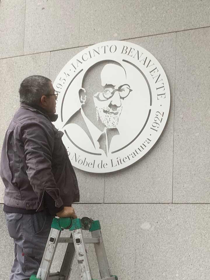 Medallón conmemorativo Centenario Nobel Jacinto Benavente