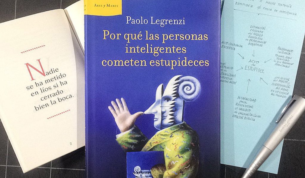 Preparando la infografía Pinkprint #01: “Ese dedooo” basada en el libro de Paolo Legrenzi “Por qué las personas inteligentes cometen estupideces”