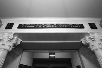 Cita en la sede de la Logia Masónica de Raleigh, Carolina del Norte: "What man is a man who does not try to make the world a better place" 