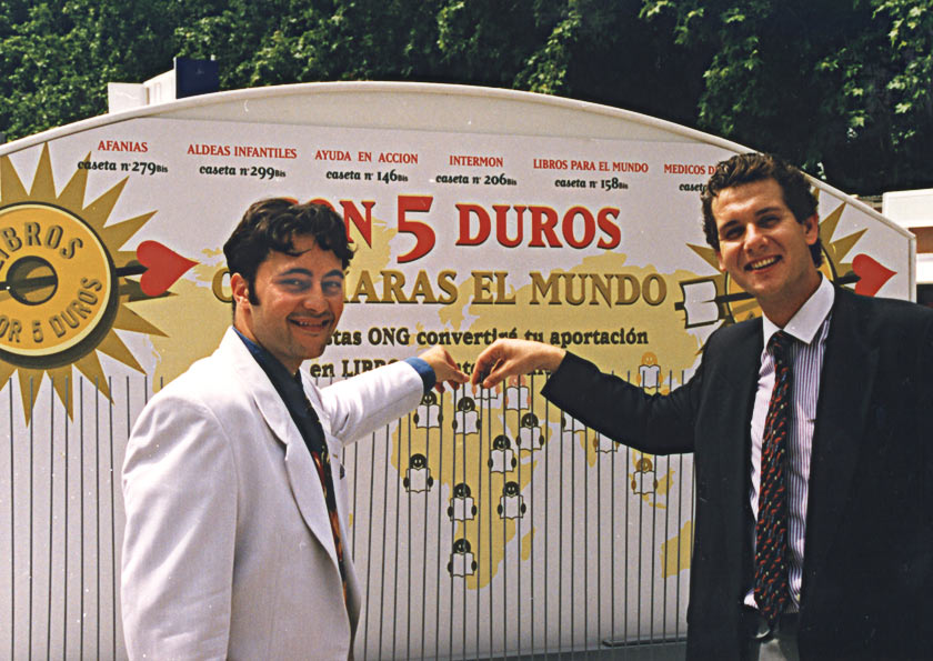 symp: acción solidaria 'Libros por 5 duros' para la Feria de Madrid, mueble creado para la acción.