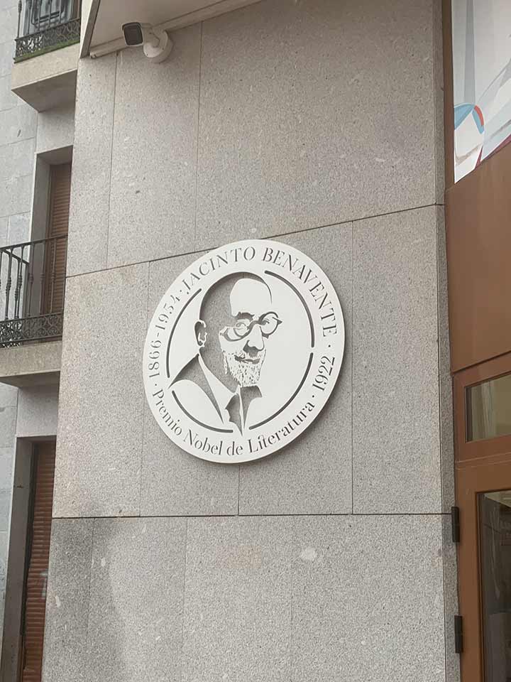 Medallón conmemorativo Centenario Nobel Jacinto Benavente