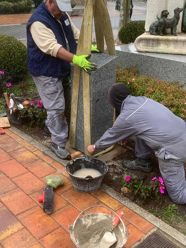 Monolito y placa conmemorativos Centenario Nobel Jacinto Benavente