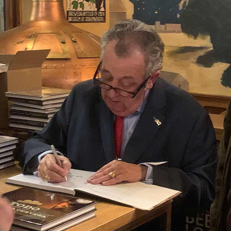 JoseLuis Ramírez firma su libro "Todo sobre la Cerveza", de Fassbiere