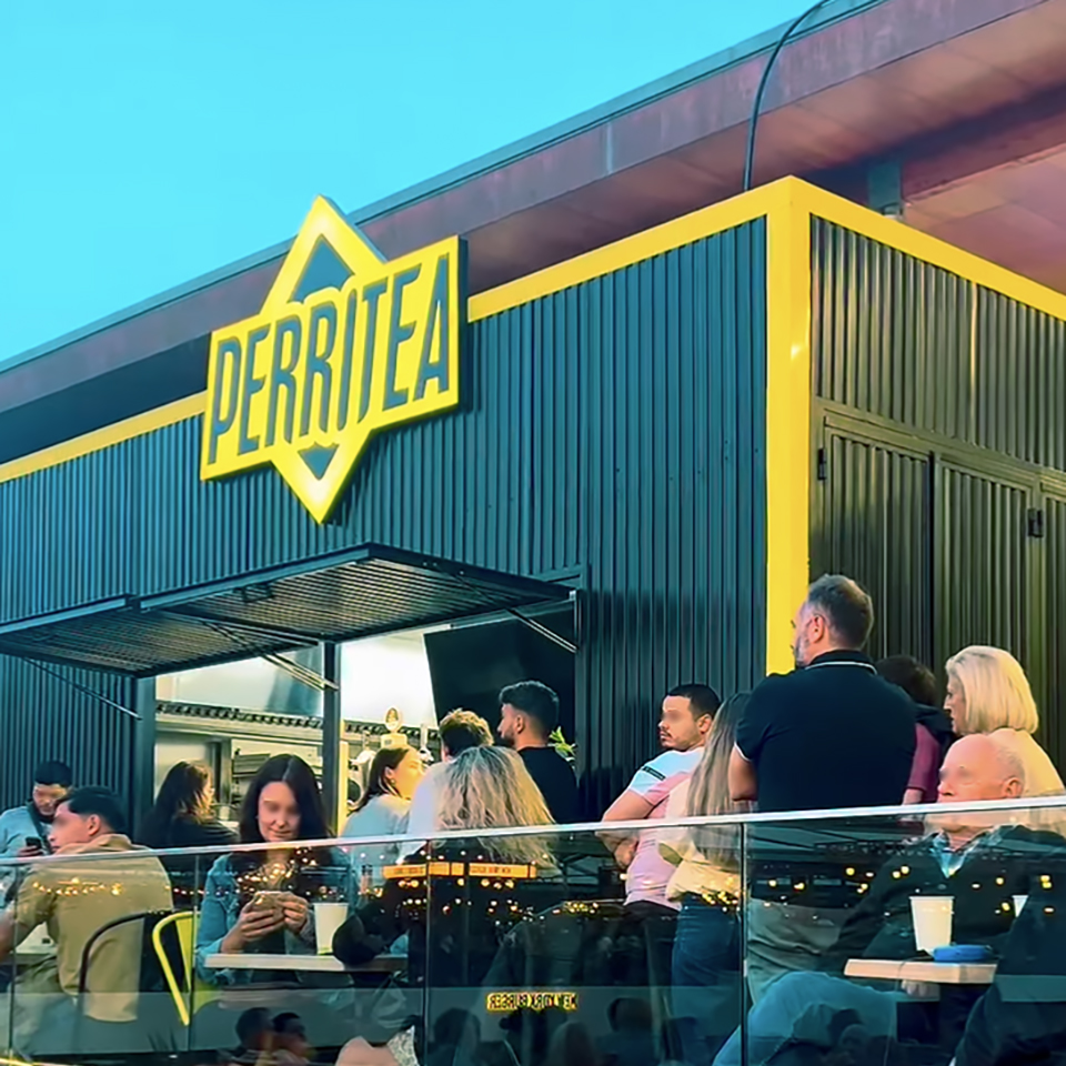 Perritea. Establecimiento de perritos calientes en Westfield Parquesur. Naming y branding: Paco Marín, symp.